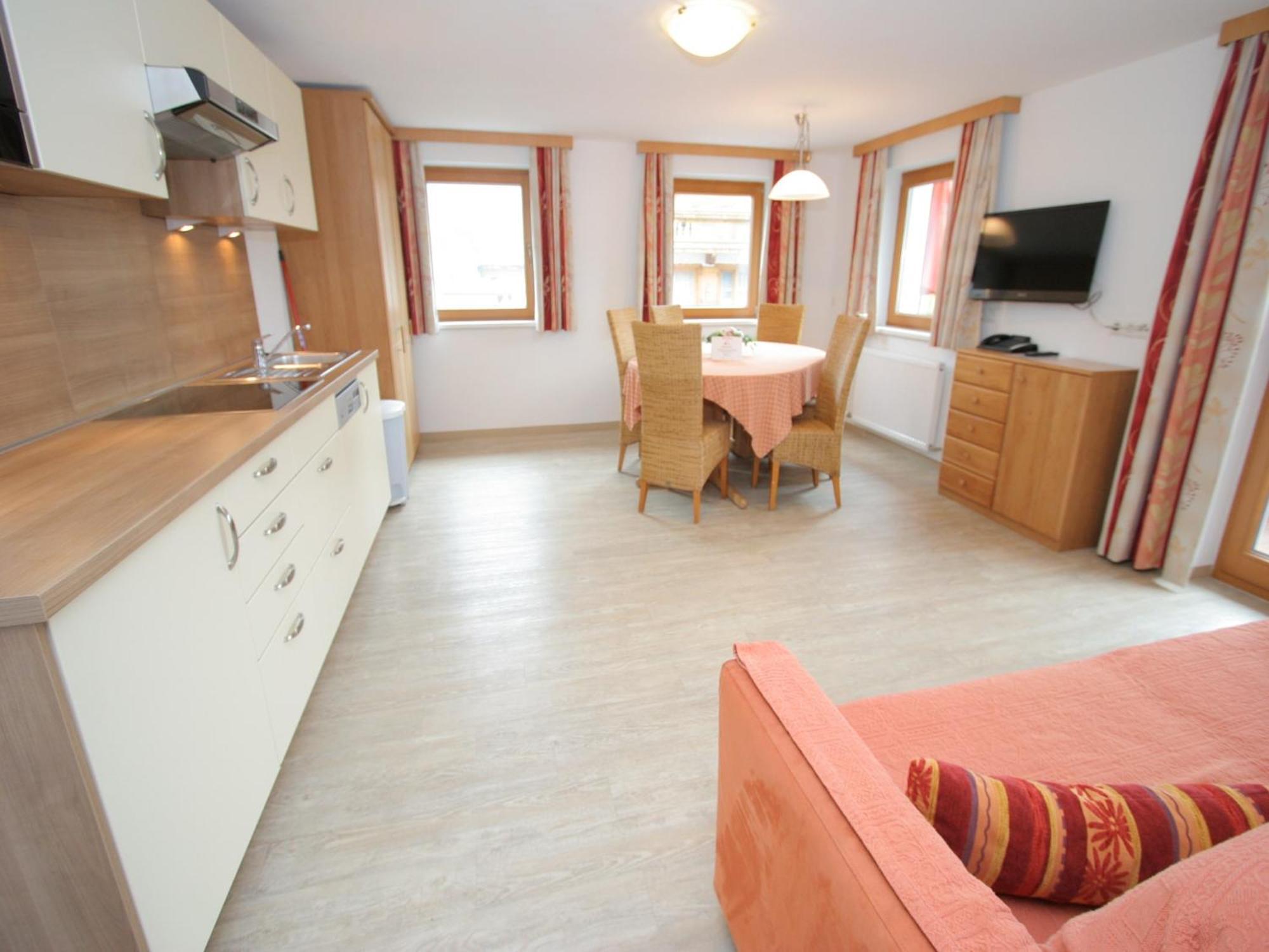 Spacious Apartment In Uderns Near Ski Area ภายนอก รูปภาพ